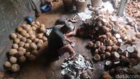 Perajin minyak kelapa di Pedukuhan Mangiran, Kalurahan Trimurti, Kapanewon Srandakan, Kabupaten Bantul, Rabu (9/3/2022).